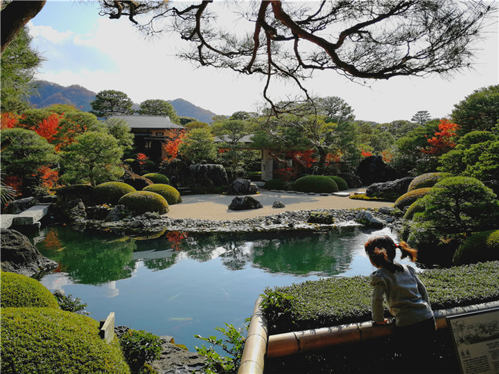 徐偉林  照片主題為“思”小女孩以湖為鏡在思考，為什么日本的園林能做的這么精細？主要原因是日本人在對工作的態(tài)度與工作的熱情度。.jpg